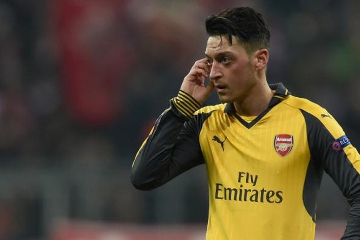 Ekspresi Mesut Oezil setelah Arsenal takluk 1-5 dari Bayern Muenchen pada partai pertama babak 16 besar Liga Champions di Allianz Arena, Rabu (15/2/2017).