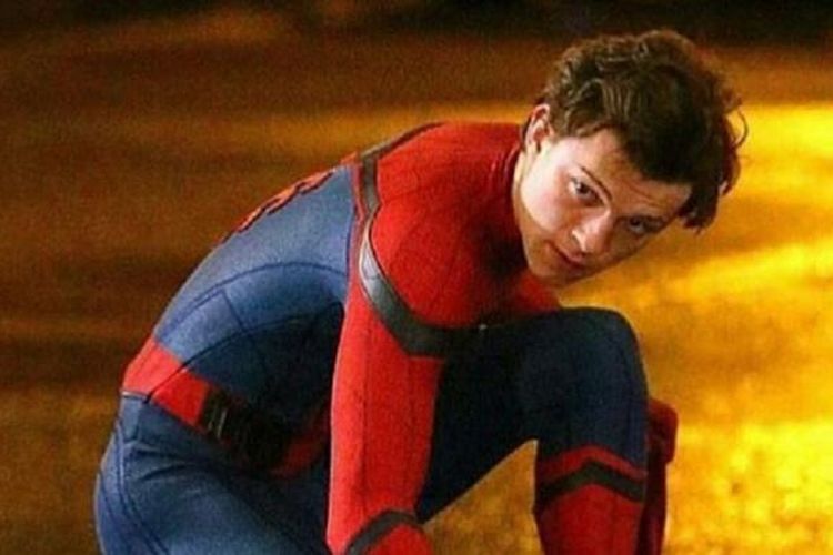 Tom Holland berperan sebagai Peter Parker alias Spider-Man.