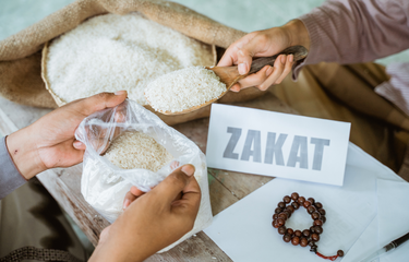 ilustrasi seseorang membayar zakat fitrah.