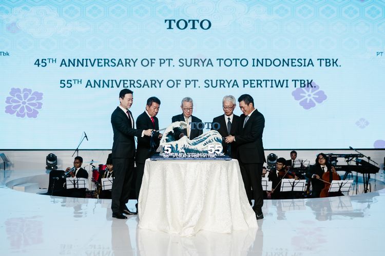 PT Surya Toto Indonesia Tbk dan PT Surya Pertiwi Tbk merayakan ulang tahun bersama.