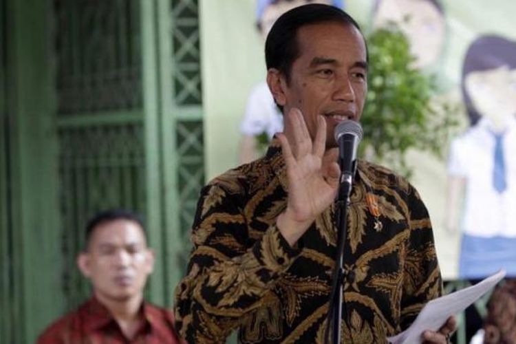 Presiden Joko Widodo memberikan sambutan dalam acara penyerahan Kartu Indonesia Sehat (KIS), Kartu Indonesia Pintar (KIP), dan Kartu Keluarga Sejahtera (KKS) di Kantor Pos Kampung Melayu, Jalan Jatinegara Barat, Jakarta Timur, Rabu (13/5/2015).