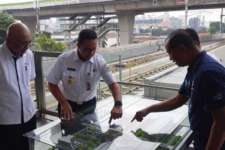 Gubernur DKI Jakarta Anies mencanangkan pembangunan jembatan layang Halte Transjakarta CSW di Koridor 13 dengan Stasiun MRT ASEAN di Stasiun MRT ASEAN, Jakarta Selatan, Rabu (22/1/2020).