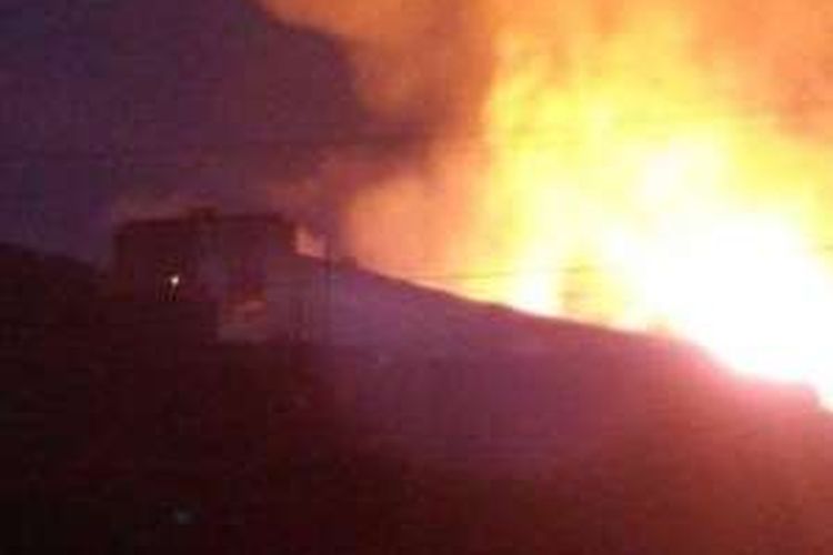 Pabrik mebel Rakabu milik Presiden Joko Widodo di Sragen, Jawa Tengah, terbakar, Selasa (19/4/2016) sore.