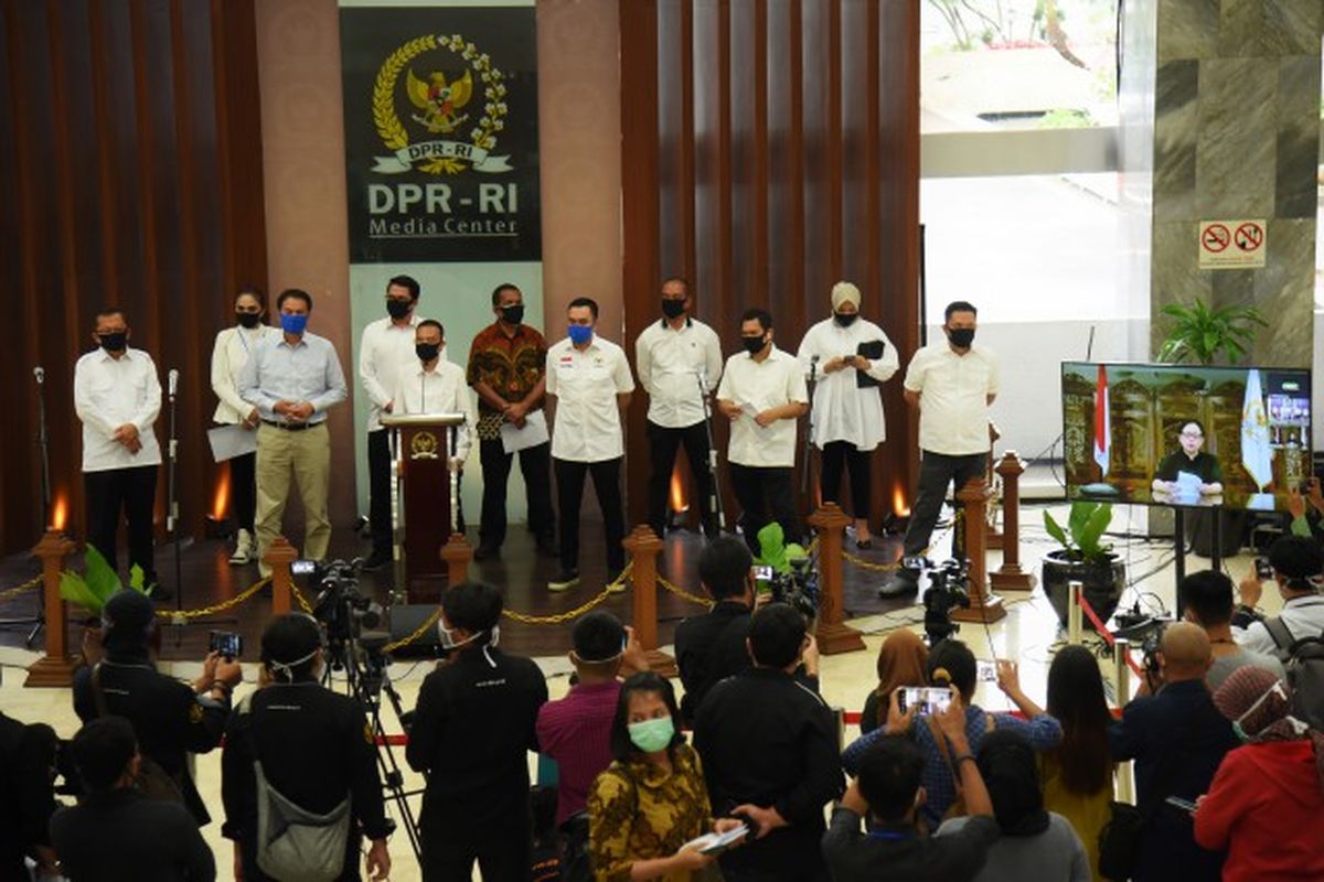 Ketua DPR RI  Puan Maharani, saat memberikan sambutan lewat fasilitas video-conference pada saat peluncuran Satgas Lawan Covid-19, Kamis (9/4/2020)