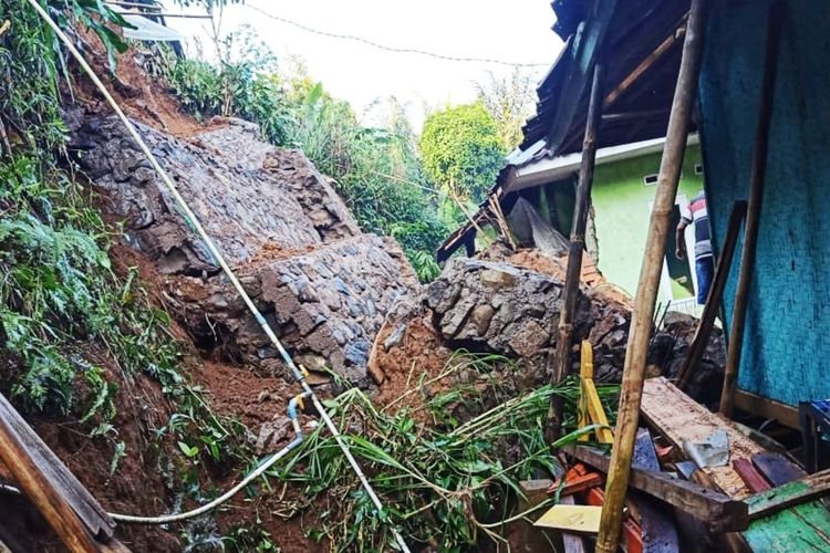 Kondisi rumah rusak diterjang tembok penahan tanah yang longsor di Kampung Cicurug, Desa Margaluyu, Kecamatan Purabaya, Sukabumi, Jawa Barat, Minggu (15/11/2020).