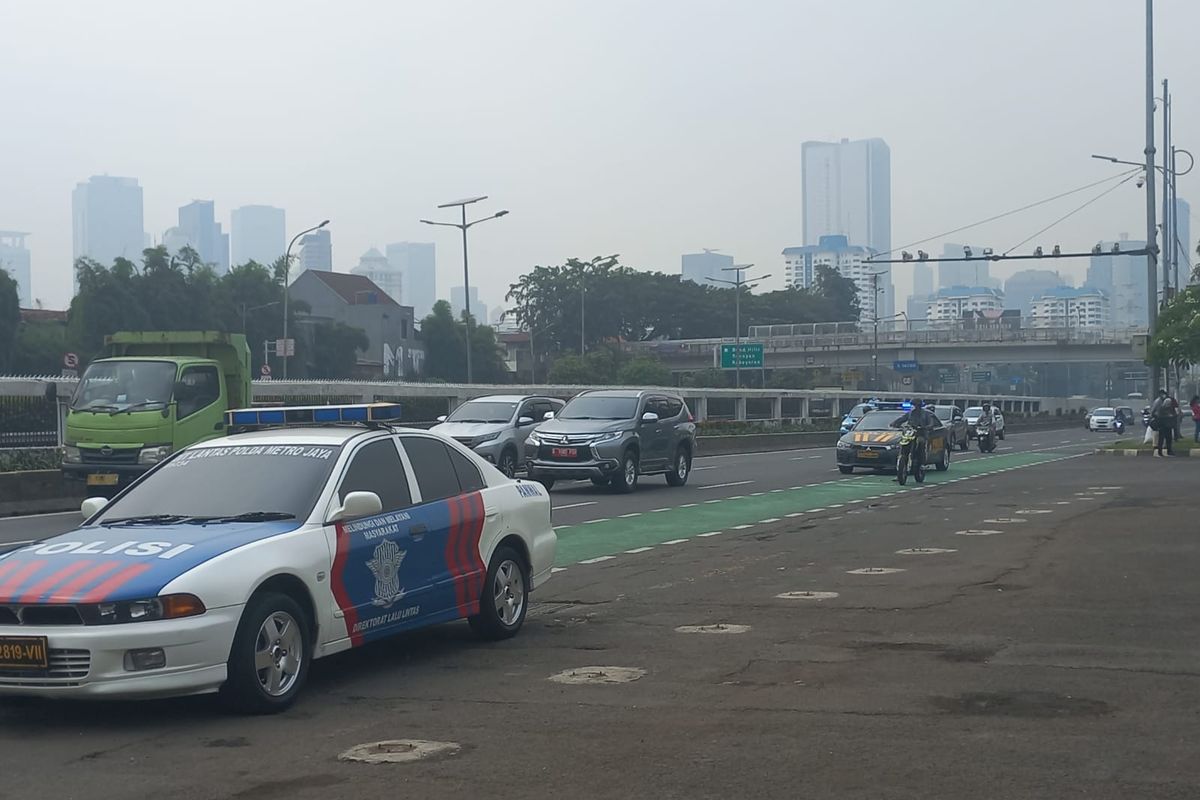 Situasi arus lalu lintas di ruas Jalan Gatot Subroto tepatnya di depan Gedung DPR/MPR RI, Jakarta Pusat, Sabtu (14/5/2022).