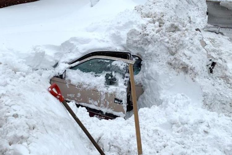 Seorang tunawisma ditemukan selamat setelah terjebak di mobilnya yang tertimbun salju di South Lake Tahoe, California, AS, 17 Februari 2017. (Pemerintah Kota South Lake Tahoe via CNN)