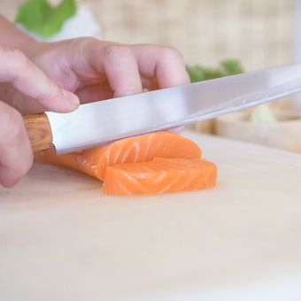 Ilustrasi pisau yanagiba untuk mengiris sashimi ikan.