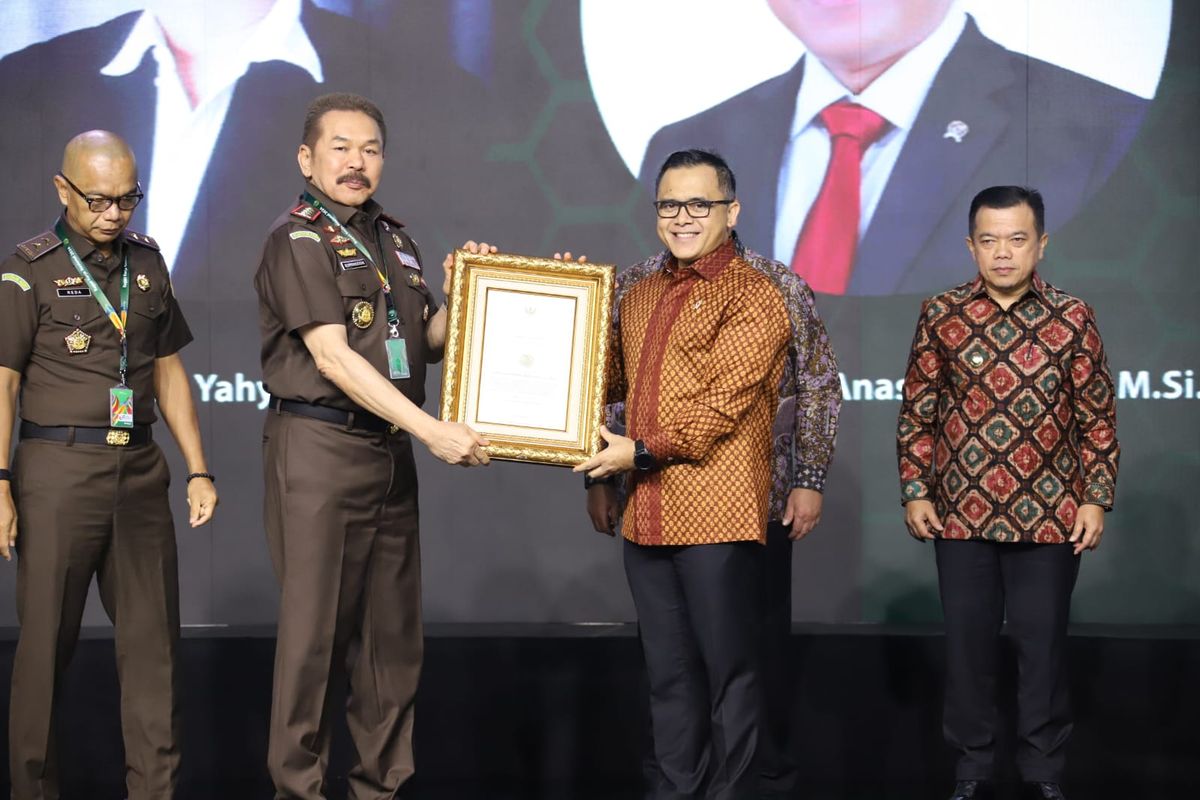 Menteri Pendayagunaan Aparatur Negara dan Reformasi Birokrasi (Menpan RB) Abdullah Azwar Anas menerima penghargaan R Soeprapto Award dari Kejaksaan Agung (Kejagung). Penghargaan R Soeprapto Award diserahkan langsung Jaksa Agung RI ST Burhanuddin kepada Anas di Bogor, Kamis (11/1/2023). 