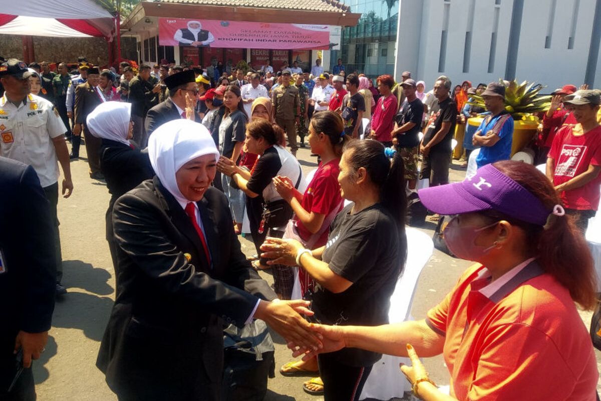 Gubernur Jawa Timur Khofifah Indar Parawansa berziarah ke Makam Bung Karno di Kota Blitar, Rabu (11/10/2023)