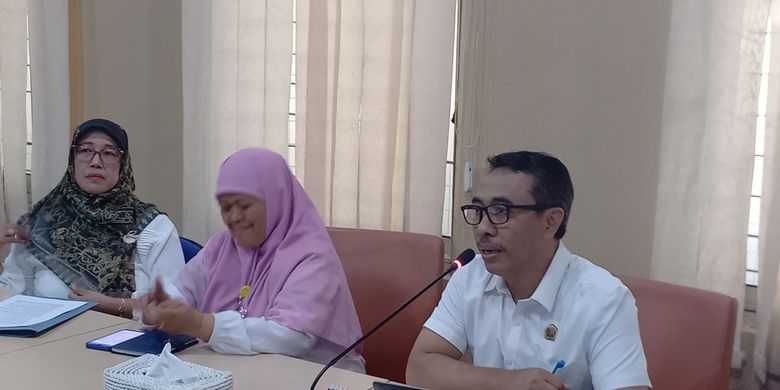Kepala ATR/BPN Kabupaten Bantul (Kanan putih) Tru Harnanto saat memberikan penjelasan sengeketa tanah Mbah Tupon, Selasa (29/4/2025)