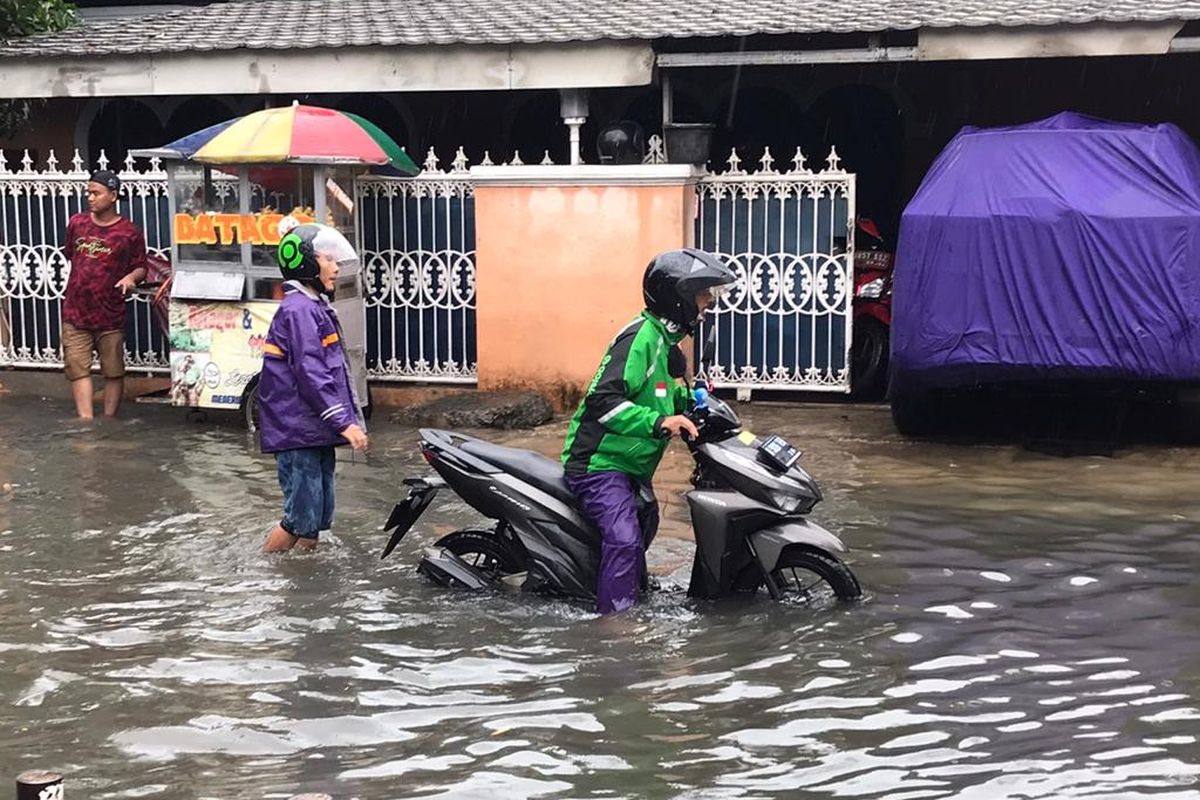 Ilustrasi Motor yang Kebanjiran.