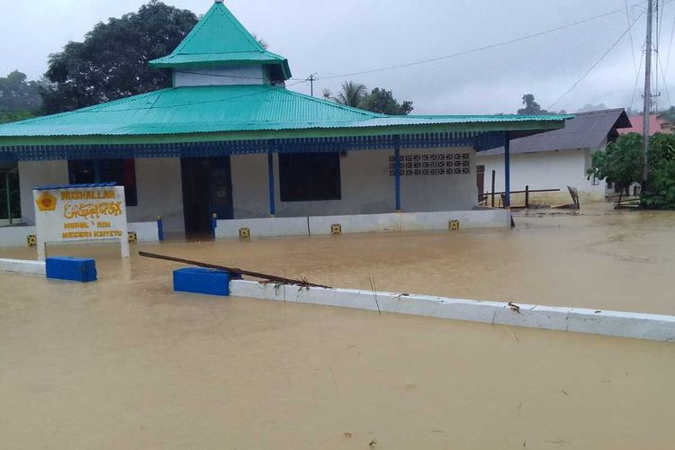 Banjir merendam sebuah mushalah dan puluhan rumah warga di Desa kaitetu, Kecamatan Leihitu, Kabupaten Maluku Tengah, Senin (11/7/2022)
