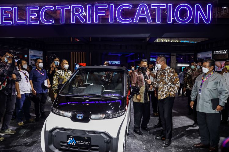 Menteri Perindustrian Agus Gumiwang (kiri) bersama Ketua MPR yang juga ketua Ikatan Motor Indonesia (IMI) Bambang Soesatyo (kanan) meninjau stan Toyota untuk mobil listrik pada pembukaan IIMS Hybrid 2021 di JiExpo Kemayoran, Jakarta Utara, Kamis (15/4/2021). Pameran otomotif Indonesia International Motor Show (IIMS) Hybrid 2021 yang berlangsung pada 15-25 April itu digelar secara daring (online) dan kunjungan langsung dengan pembatasan kapasitas dan penerapan protokol kesehatan Covid-19.