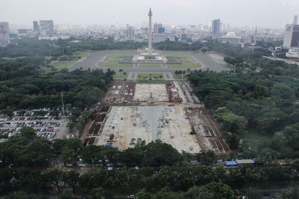 Suasana proyek revitalisasi di Taman Sisi Selatan Monumen Nasional, Gambir, Jakarta Pusat, Rabu (22/1/2020). Rencananya revitalisasi ini akan dibangun ruang terbuka publik yang berfungsi sebagai plaza upacara dan plaza parade.