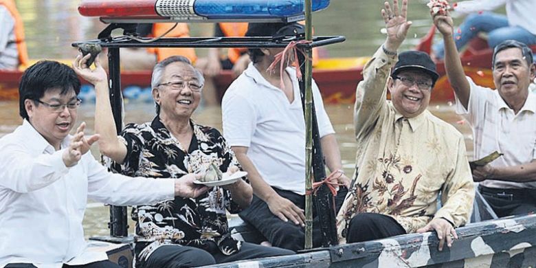 Warga melempar bacang ke sungai saat ritual Peh Cun di Sungai Cisadane, Tangerang, Rabu (12/6/2013).