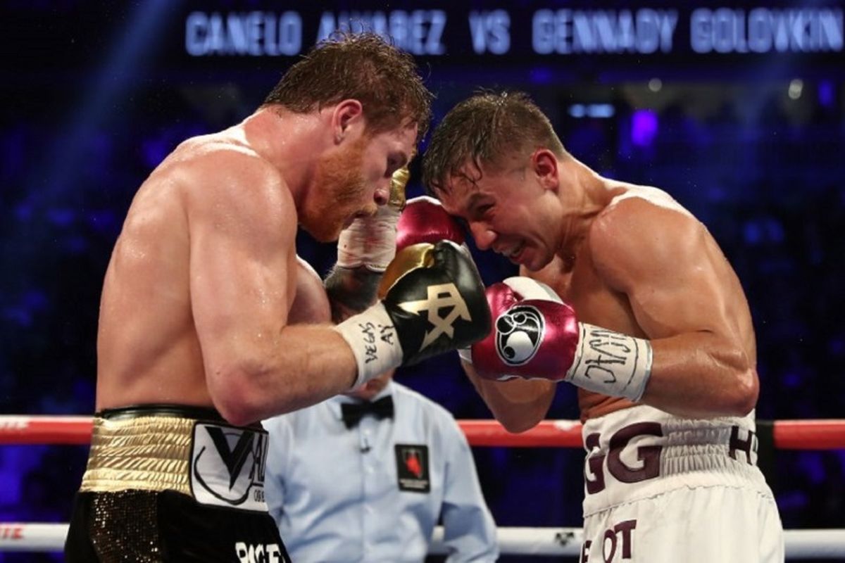 Gennady Golovkin (kanan) bertarung melawan Canelo Alvarez pada pertandingan memperebutkan sabuk juara kelas menengah versi WBC dan WBA di T-Mobile Arena, 15 September 2018. 
