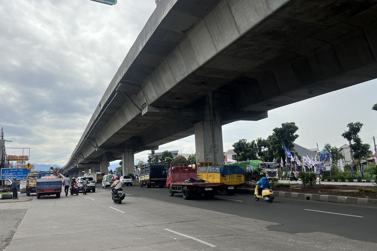 Tidak ada jembatan penyeberangan orang (JPO) di Jalan Sholeh Iskandar Bogor, Kamis (18/1/2024)
