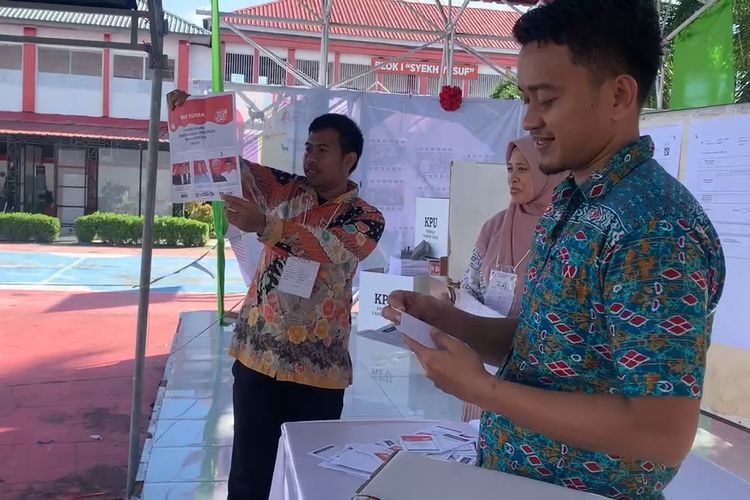 Proses perhitungan suara yang dilakukan petugas KPPS di dalam Rutan Kelas 1 Makassar, Jalan Rutan, Kota Makassar, Sulsel, Rabu (14/2/2024)