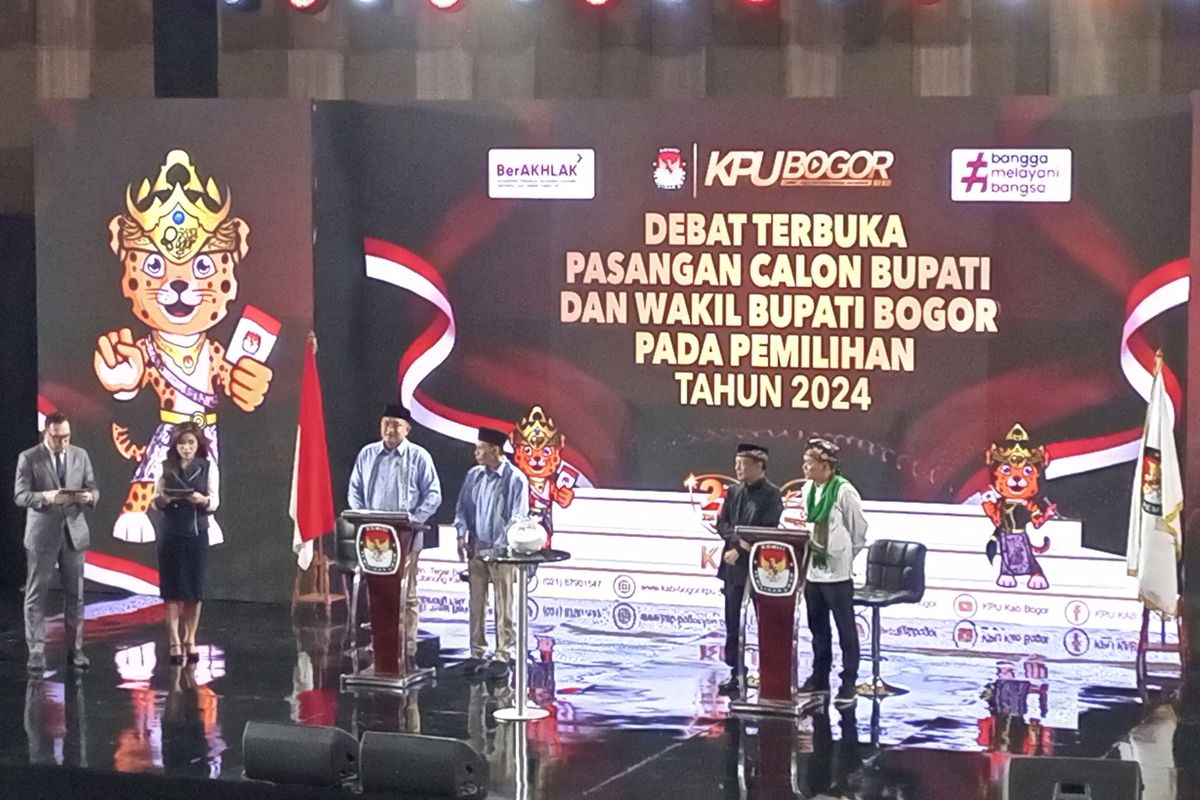 Pasangan nomor urut 1, Rudy-Jaro dan pasangan nomor urut 2 Bayu-Kang Mus mengikuti debat Pilkada Kabupaten Bogor 2024 di di IPC Pendidikan Maritim dan Logistik Indonesia (PMLI) Gadog, Ciawi, Sabtu (26/10/2024) malam.
