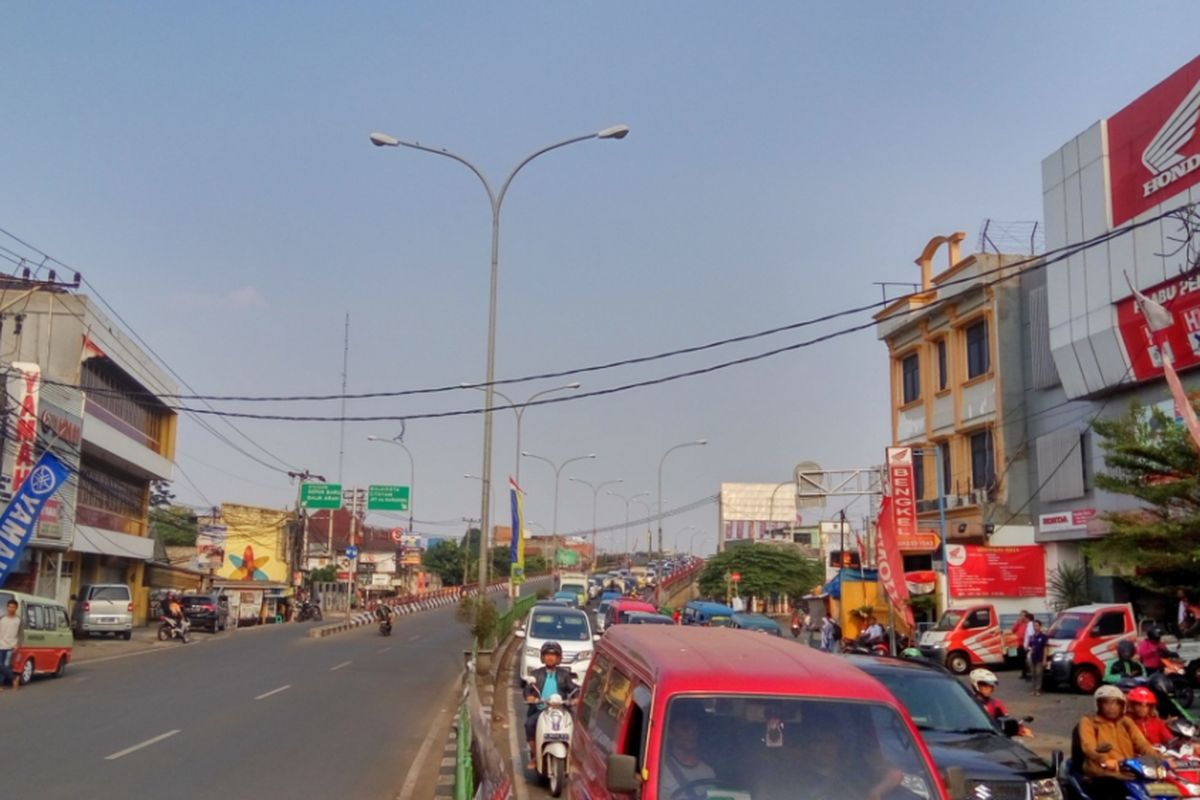 Kemacetan yang terjadi pada arus lalu lintas dari arah timur ke barat, Jalan Arif Rahman Hakim, Depok pada Kamis (7/9/2017) sore. Kemacetan terjadi akibat adanya aksi menentang sistem satu arah (SSA) yang dilakukan sekelompok pemuda di lokasi tersebut.