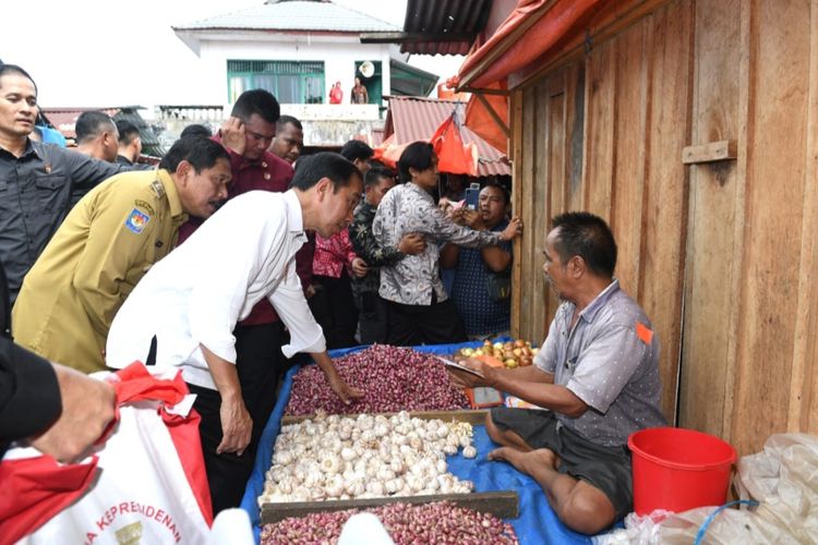 Presiden Joko Widodo saat berkunjung ke Pasar Purwodadi, Kabupaten Bengkulu Utara, Provinsi Bengkulu, pada Jumat (21/7/2023).