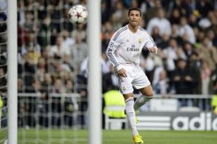 Gelandang Real Madrid Cristiano Ronaldo mencetak gol pertamanya (dari dua) ke gawang Juventus, pada babak pertama pertandingan Liga Champions, di Santiago Bernabeu, Rabu (23/10/2013).