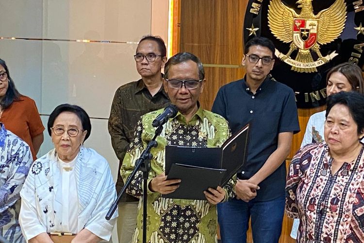 Menteri Koordinator Bidang Politik, Hukum, dan Keamanan (Menko Polhukam) Mahfud MD saat konferensi pers usai rapat dengan Tim Percepatan Reformasi Hukum di Kantor Kemenko Polhukam, Jakarta, Jumat (9/6/2023).