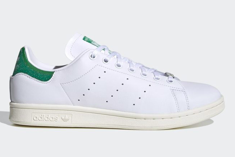  Swarovski x Adidas Stan Smith, merombak penampilan Adidas klasik ditambah dengan taburan Swarovski.