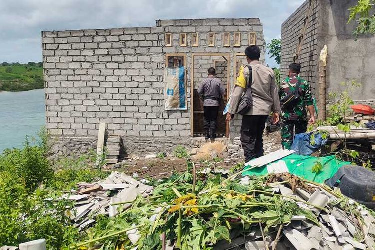 TKP salah satu rumah yang diterjang angin puting beliung di Desa Sekaroh, Lombok Timur