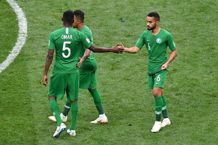 Bek Arab Saudi, Omar Hawsawi, berjabat tangan dengan Mohammed Al-Breik pada pertandingan Piala Dunia 2018 kontra Rusia di Stadion Luzhniki, 14 Juni 2018. 