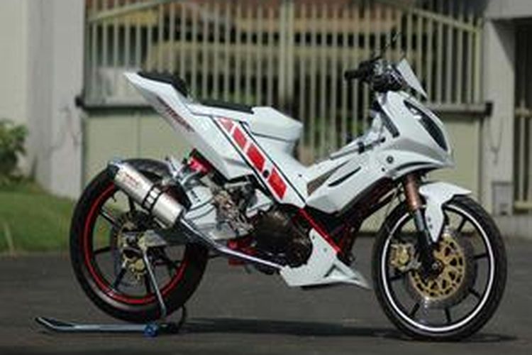 Motif warnanya mengingatkan kita pada motor balap Kenny Robert Sr.