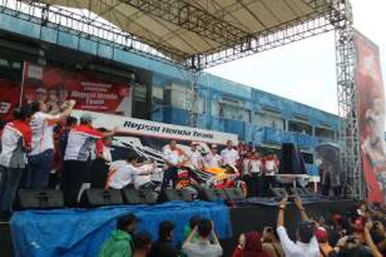 Pebalap Repsol Honda asal Spanyol, Marc Marquez dan Dani Pedrosa, berada di panggung Sirkuit Sentul, Bogor, Jawa Barat, dalam acara peluncuran tim, Minggu (14/2/2016).