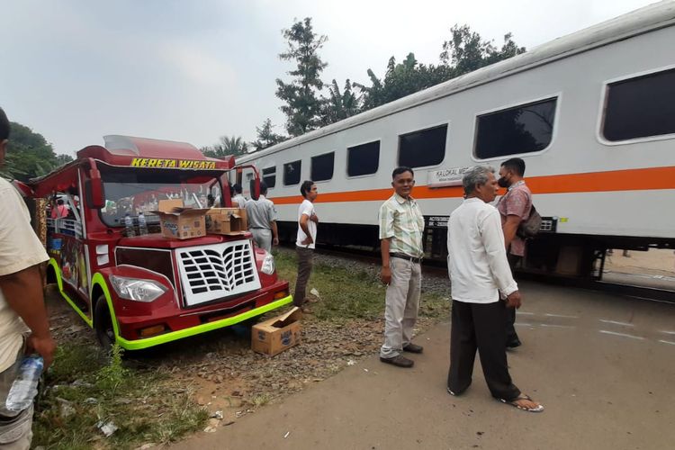 Odong-odong tertabrak kereta api di perlintasan kereta Desa Silebu, Kecamatan Kragilan, Kabupaten Serang, Banten, Selasa(26/7/2022).