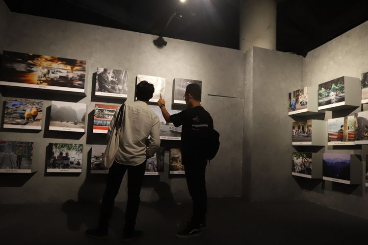 Visual Collaborative Exhibition Lensa Community memamerkan karya visual dari empat orang lulusan terbaiknya dari masing-masing genre dan para pemula di bidang audio visual. Pameran bertempat di Senayan City lantai itu berlangsung sejak Jumat sampai Minggu (6-8/12/2019).