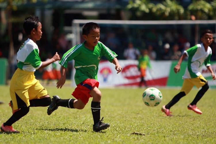 Sebanyak lebih dari 200 anak usia 6-9 tahun selain peserta MILO Football Championship Makassar mendapatkan pelatihan teknik dasar bermain sepak bola seperti dribbling, passing, controlling, shooting, dan keeping dari pelatih berlisensi Asian Football Confederation (AFC) yaitu Kurniawan Dwi Yulianto dan Ponaryo Astaman di Lapangan Hasanuddin Makassar