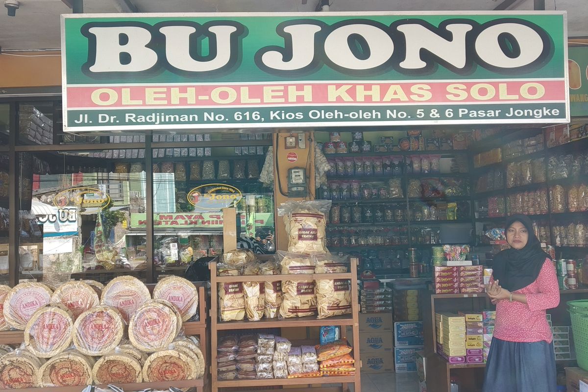 Toko oleh-oleh khas Solo Bu Jono di Pasa Jongko Jalan Dr Radjiman Solo, Jawa Tengah.