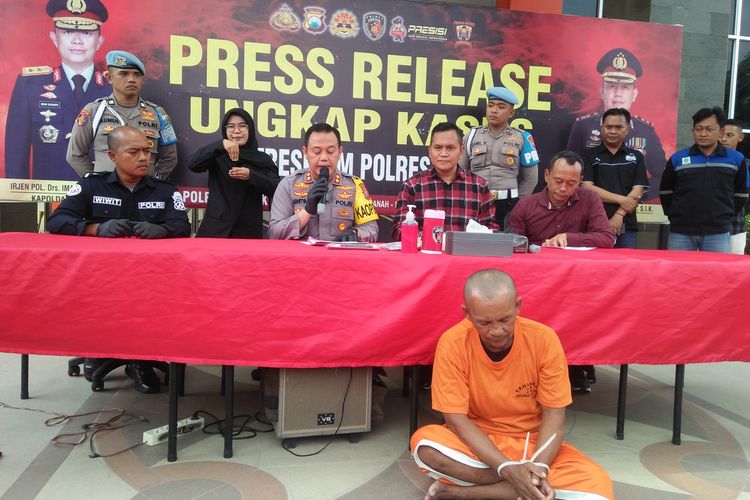 Pelaku (depan) saat dihadirkan dalam rilis ungkap kasus di depan Mapolres Gresik, Jawa Timur, Selasa (14/11/2023).