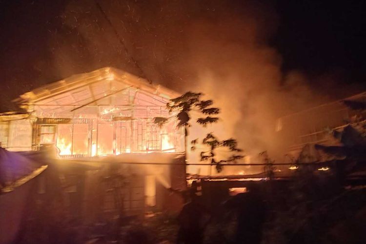 Dua rumah warga di kawasan Bemtenh, kecamatan Nusaniwe, kota Ambon, Maluku hangus terbakar, Minggu malam (16/10/2022)