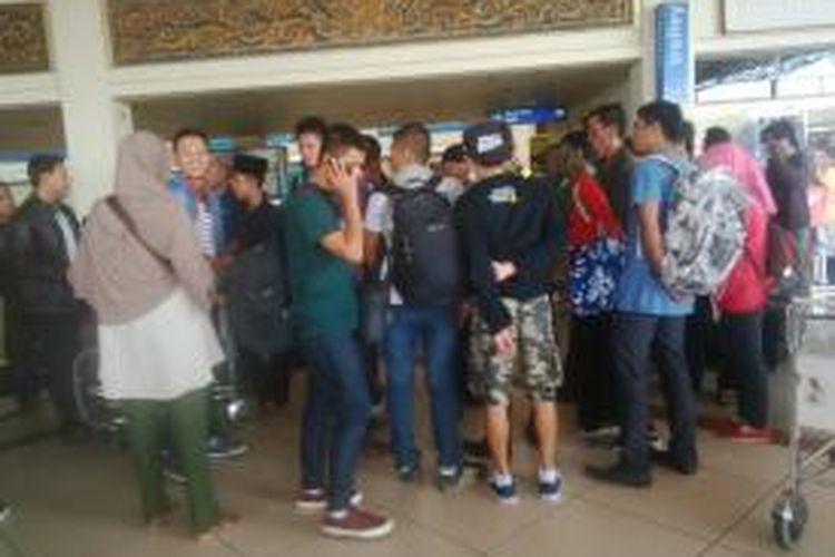 Warga Mataram, berdiskusi dan mendata calon penumpang bus tujuan Mataram.