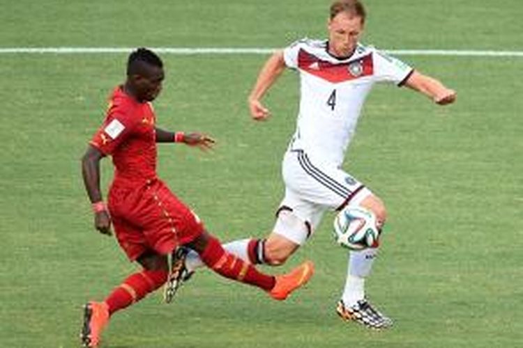 Gelandang Ghana, Atsu Twasam (kiri) saat berusaha melewati bek Jerman, Benedikt Hoewedes, pada matchday kedua Grup G di Estadio CastelaoFortaleza, Sabtu atau Minggu (22/6/2014) dini hari WIB. 
