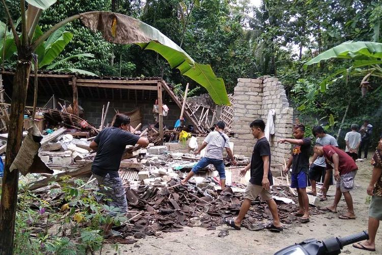 (DIY – KULON PROGO)20230302K71-12: Rumah Roboh Timpa Lansia 70 Tahun, Mbah Ngadinem Selamat Meski Luka-luka