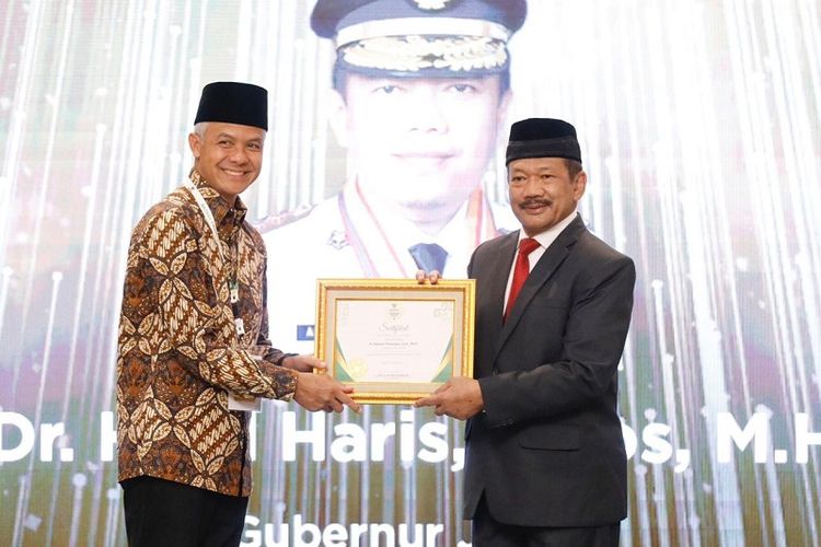 Gubernur Jawa Tengah (Jateng) Ganjar Pranowo berhasil mendapatkan penghargaan sebagai Gubernur Pendukung Utama Pengelolaan Zakat di Indonesia dalam acara Baznas Award 2023, di Hotel Grand Sahid, Jakarta, Senin (20/3/2023). 