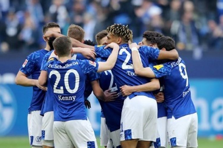 Para pemain Schalke merayakan gol pada pertandingan menghadapi Hoffenheim di Stadion Veltins Arena, 7 Maret 2020.