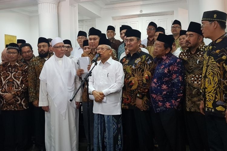 Wakil Presiden Maruf Amin usai bertemu dengan tokoh-tokoh ormas Islam di Rumah Dinas Wakil Presiden, Menteng, Jakarta Pusat, Kamis (27/11/2019) malam.