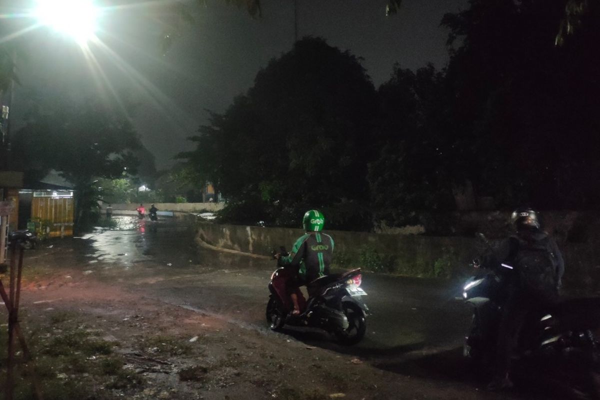 Sejumlah pengendara hendak berputar arah untuk menghindari banjir di kawasan Perumahan Pondok Maharta, Tangerang Selatan, Rabu (28/4/2021).