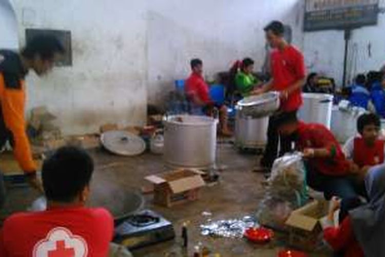 Dapur umum untuk korban banjir di Ketapang.Kompas.Com / slamet priyatin 