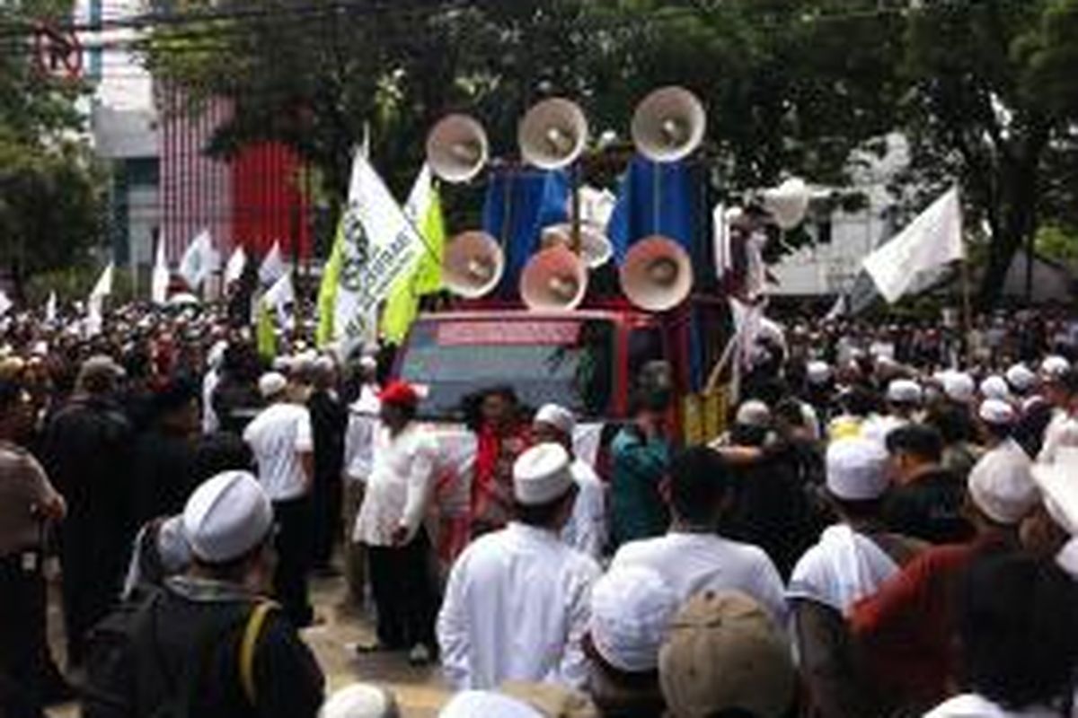 Massa yang berasal dari Gerakan Masyarakat Jakarta memiliki gubernur tandingan yaitu Fahrrurozi Ishaq untuk menolak Gubernur DKI Jakarta Basuki Tjahaja Purnama, Senin (1/12/2014).