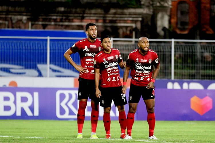 Pemain Bali United Willian Pachecho, Ricky Fajrin dan Leonard Tupamahu saat pertandingan pekan 31 Liga 1 2021-2022 melawan Arema FC yang berakhir dengan skor 2-1 di Stadion I Gusti Ngurah Rai Denpasar, Selasa (15/3/2022) sore.