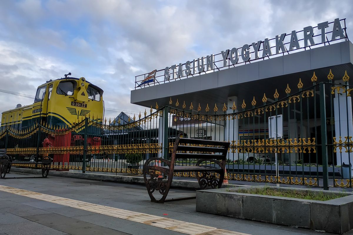 Stasiun Tugu Yogyakarta dengan ikon lokomotif, difoto pada 4 Juni 2020. 